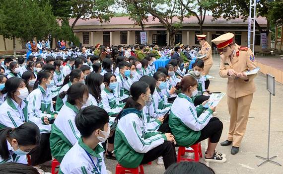 N&acirc;ng cao nhận thức, tr&aacute;ch nhiệm của học sinh về ATGT