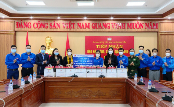 Đo&agrave;n Khối CQ&DN tỉnh trao tặng t&uacute;i an sinh cho người d&acirc;n khu c&aacute;ch ly tập trung