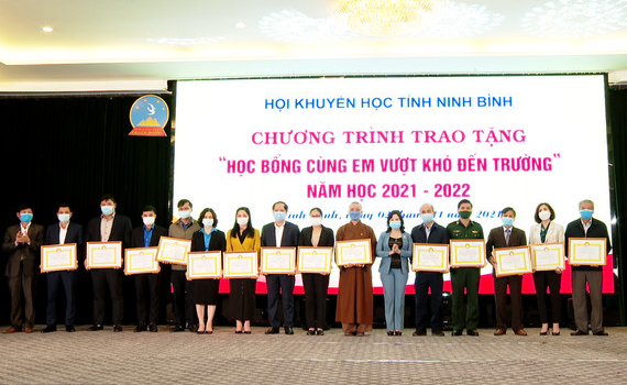 Chương tr&igrave;nh trao tặng &ldquo;Học bổng c&ugrave;ng em vượt kh&oacute; đến trường&rdquo;