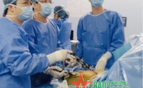 Bệnh viện Trung ương Qu&acirc;n đội 108 thực hiện th&agrave;nh c&ocirc;ng ca phẫu thuật nội soi lấy mảnh gh&eacute;p gan phải từ người hiến sống