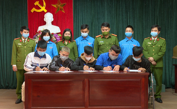C&ocirc;ng an TP Ninh B&igrave;nh tổ chức k&yacute; cam kết đảm bảo an to&agrave;n giao th&ocirc;ng