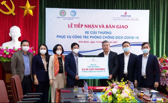 Tiếp nhận v&agrave; b&agrave;n giao xe cứu thương phục vụ ph&ograve;ng, chống dịch Covid-19