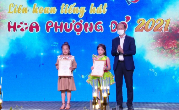 Trao giải Li&ecirc;n hoan tiếng h&aacute;t Hoa phượng đỏ v&agrave; Cuộc thi ảnh "Người đẹp &aacute;o d&agrave;i NBTV 2021"
