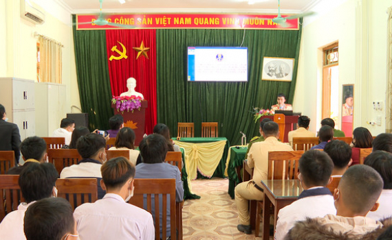 Gia Viễn tuy&ecirc;n truyền ph&aacute;p luật về ATGT cho học sinh