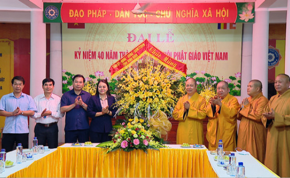 C&aacute;c đồng ch&iacute; l&atilde;nh đạo tỉnh ch&uacute;c mừng Ban Trị sự Gi&aacute;o hội Phật gi&aacute;o Việt Nam tỉnh 