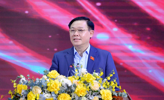 Chủ tịch Quốc hội Vương Đ&igrave;nh Huệ thăm v&agrave; l&agrave;m việc tại Bệnh viện Trung ương Th&aacute;i Nguy&ecirc;n