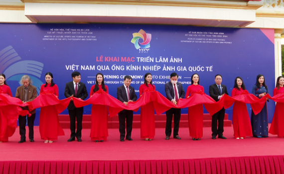 Khai mạc Triển l&atilde;m ảnh Việt Nam qua ống k&iacute;nh Nhiếp ảnh gia Quốc tế