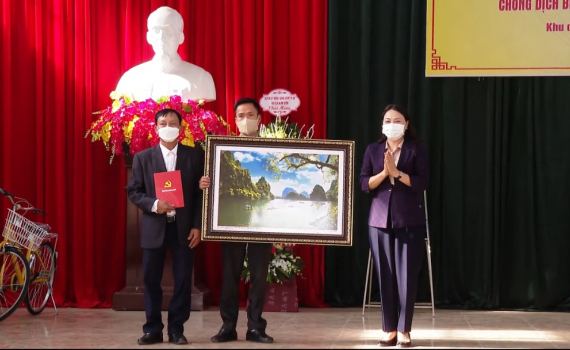C&aacute;c đồng ch&iacute; l&atilde;nh đạo dự ng&agrave;y hội Đại đo&agrave;n kết to&agrave;n d&acirc;n tộc tại th&ocirc;n C&aacute;ch T&acirc;m, x&atilde; Xu&acirc;n Ch&iacute;nh