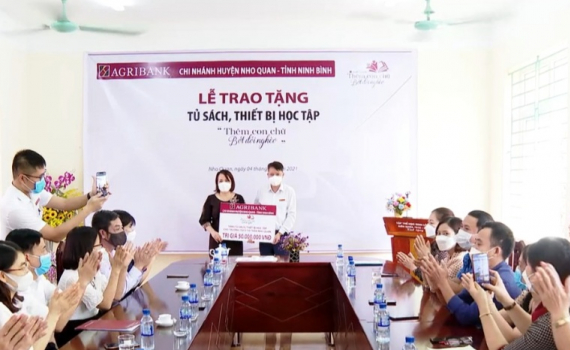Trao tặng tủ s&aacute;ch, thiết bị trường học tại trường THCS thị trấn Nho Quan