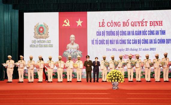 C&ocirc;ng bố Quyết định về tổ chức bộ m&aacute;y v&agrave; c&ocirc;ng t&aacute;c c&aacute;n bộ C&ocirc;ng an x&atilde; ch&iacute;nh quy của huyện Y&ecirc;n M&ocirc;