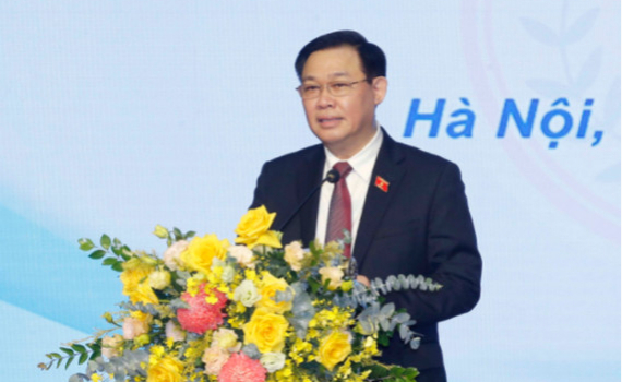 Chủ tịch Quốc hội thăm, ch&uacute;c mừng c&aacute;c thầy, c&ocirc; gi&aacute;o Trường ĐH Y H&agrave; Nội