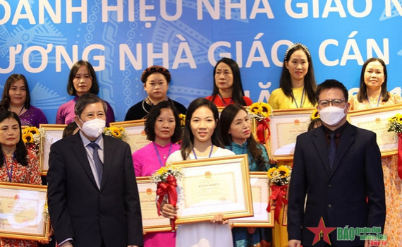 Vinh danh c&aacute;c nh&agrave; gi&aacute;o, c&aacute;n bộ quản l&yacute; ti&ecirc;u biểu năm 2021