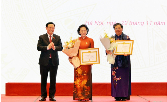 Trao Hu&acirc;n chương tặng 32 đại biểu Quốc hội chuy&ecirc;n tr&aacute;ch kh&oacute;a XIV