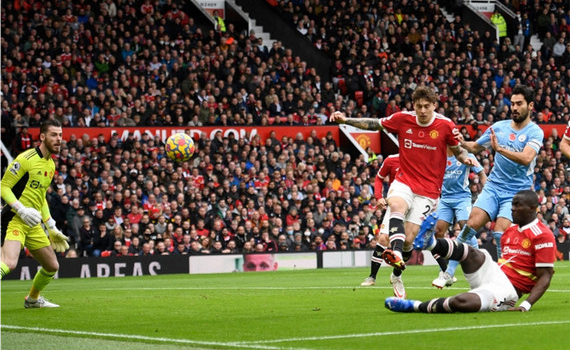 MU 0-2 Man City: Thua bạc nhược v&igrave; h&agrave;ng thủ