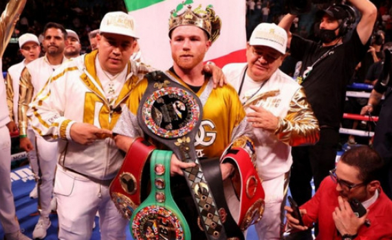 V&otilde; sĩ C.Alvarez l&agrave; nh&agrave; v&ocirc; địch tuyệt đối boxing hạng si&ecirc;u trung