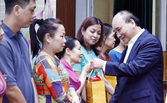 Chủ tịch nước Nguyễn Xu&acirc;n Ph&uacute;c dự Ng&agrave;y hội Đại đo&agrave;n kết to&agrave;n d&acirc;n tộc tại phường Điện Bi&ecirc;n, H&agrave; Nội