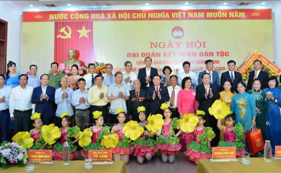 Chủ tịch Quốc hội Vương Đ&igrave;nh Huệ dự Ng&agrave;y hội Đại đo&agrave;n kết to&agrave;n d&acirc;n tộc tại phường Qu&aacute;n Th&aacute;nh, H&agrave; Nội