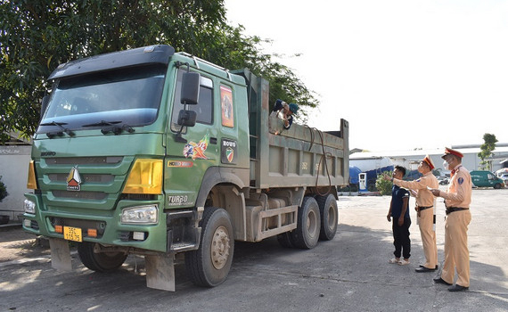 Ph&ograve;ng Cảnh s&aacute;t giao th&ocirc;ng, C&ocirc;ng an tỉnh tổ chức cắt bỏ th&agrave;nh th&ugrave;ng phương tiện giao th&ocirc;ng vi phạm quy định về k&iacute;ch thước th&agrave;nh th&ugrave;ng
