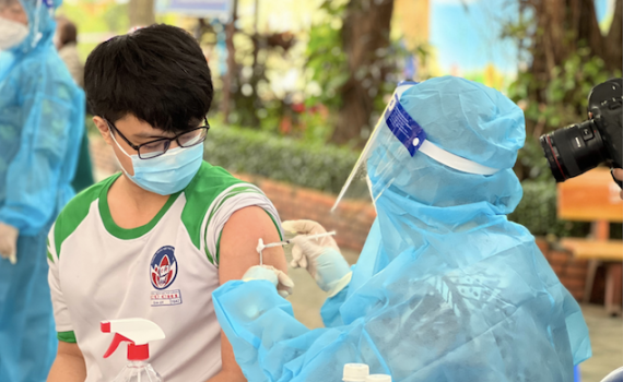 Dự kiến hết th&aacute;ng 12.2022 c&oacute; 80% học sinh được ti&ecirc;m ph&ograve;ng Covid-19 mũi 3