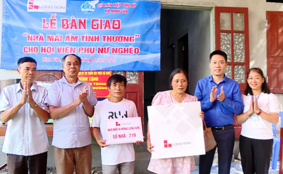 Hội Phụ nữ x&atilde; Ninh V&acirc;n tiếp sức cho phụ nữ ngh&egrave;o