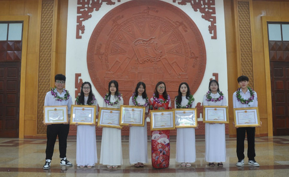 C&ocirc; gi&aacute;o Nguyễn Thị Tuyến T&iacute;nh, trường THPT chuy&ecirc;n Lương Văn Tụy t&acirc;m huyết với sự nghiệp trồng người