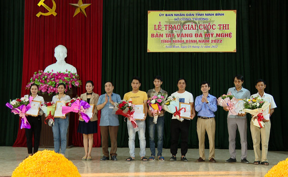 Trao giải Cuộc thi B&agrave;n tay v&agrave;ng chế t&aacute;c đ&aacute; mỹ nghệ Ninh B&igrave;nh