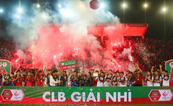 CLB Hải Ph&ograve;ng v&agrave; Nam Định nhận &aacute;n phạt v&igrave; CĐV đốt ph&aacute;o s&aacute;ng