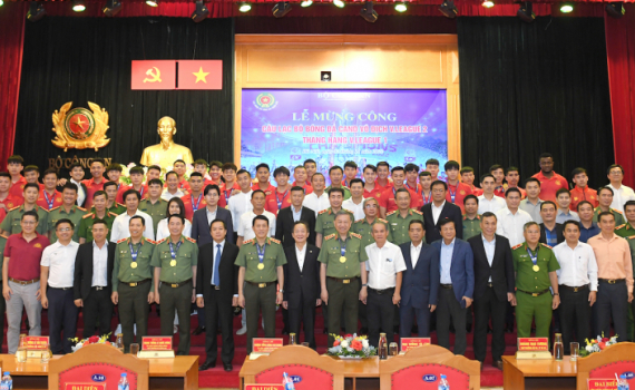 Lễ mừng c&ocirc;ng CLB b&oacute;ng đ&aacute; C&ocirc;ng an nh&acirc;n d&acirc;n thăng hạng giải V- League 2023