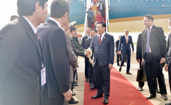 Chủ tịch Quốc hội Vương Đ&igrave;nh Huệ đến Thủ đ&ocirc; Phn&ocirc;m P&ecirc;nh, bắt đầu thăm ch&iacute;nh thức Vương quốc Campuchia v&agrave; tham dự Đại hội đồng AIPA - 43
