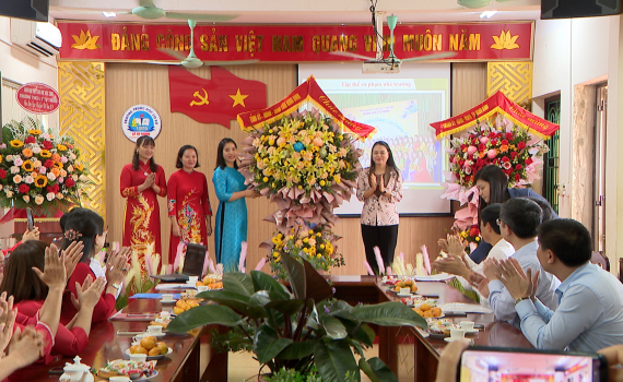 Đồng ch&iacute; B&iacute; thư Tỉnh ủy thăm, ch&uacute;c mừng nh&acirc;n kỷ niệm ng&agrave;y Nh&agrave; gi&aacute;o Việt Nam