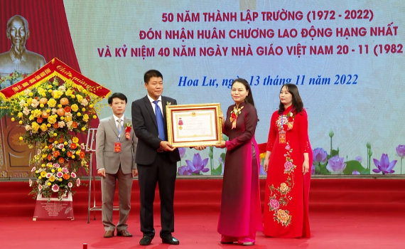 Trường THPT Hoa Lư A đ&oacute;n nhận Hu&acirc;n chương Lao động hạng Nhất