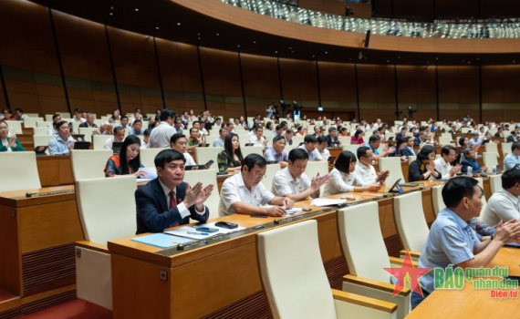 Quốc hội th&ocirc;ng qua Nghị quyết ban h&agrave;nh Nội quy kỳ họp sửa đổi: Kỳ họp Quốc hội c&oacute; thể được tổ chức li&ecirc;n tục hoặc theo hai hay nhiều đợt
