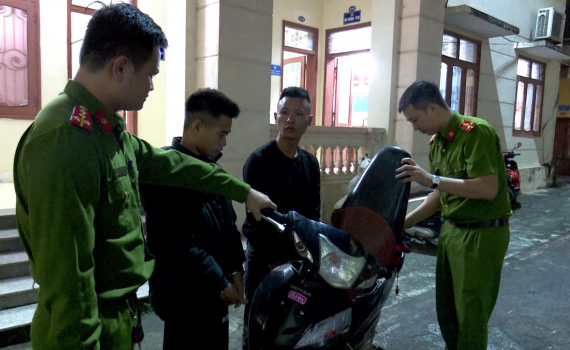 Bắt giữ 2 đối tượng cướp giật t&agrave;i sản tại Nho Quan