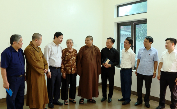 Trao nh&agrave; Đại đo&agrave;n kết cho hộ cận ngh&egrave;o tại phường T&acirc;y Sơn