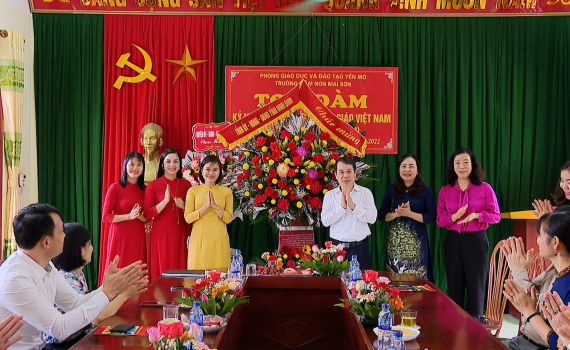 Đồng ch&iacute; Ph&oacute; Chủ tịch Thường trực HĐND tỉnh thăm, ch&uacute;c mừng nh&acirc;n kỷ niệm ng&agrave;y Nh&agrave; gi&aacute;o Việt Nam