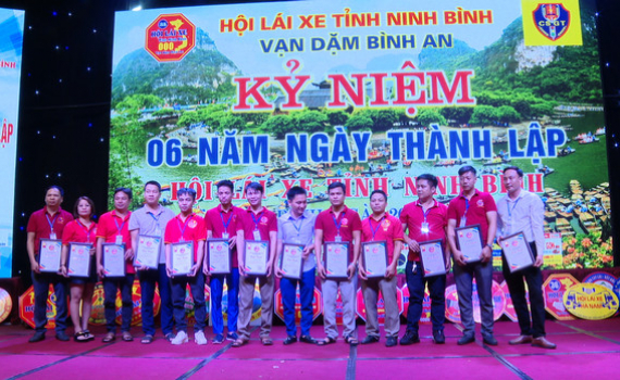 Tuy&ecirc;n truyền về ATGT cho đội ngũ l&aacute;i xe  