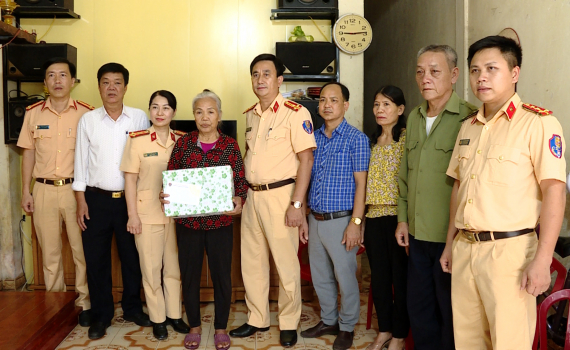 Thăm, tặng qu&agrave; gia đ&igrave;nh nạn nh&acirc;n tử vong v&igrave; tai nạn giao th&ocirc;ng tại TP Ninh B&igrave;nh