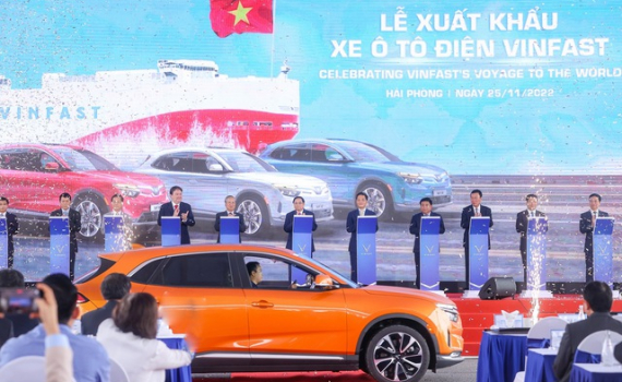 Thủ tướng chứng kiến &ocirc; t&ocirc; điện thương hiệu Việt Nam lần đầu tiến ra thế giới