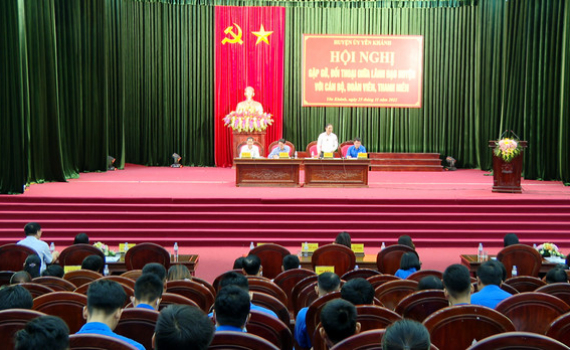 L&atilde;nh đạo huyện Y&ecirc;n Kh&aacute;nh đối thoại với c&aacute;n bộ, đo&agrave;n vi&ecirc;n, thanh ni&ecirc;n