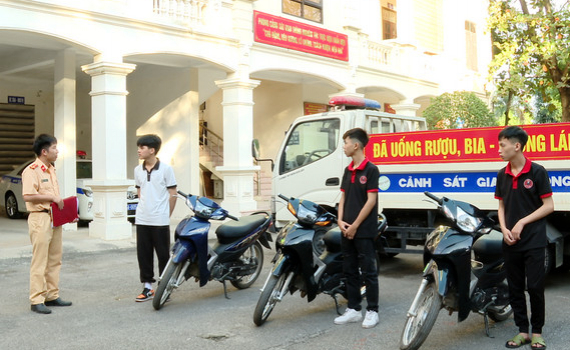 Ph&ograve;ng Cảnh s&aacute;t Giao th&ocirc;ng, C&ocirc;ng an tỉnh xử l&yacute; nh&oacute;m thanh, thiếu ni&ecirc;n lạng l&aacute;ch, đ&aacute;nh v&otilde;ng  