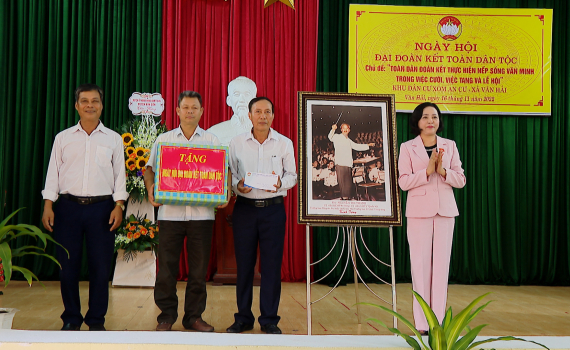 Đồng ch&iacute; Nguyễn Thị Thanh dự Ng&agrave;y hội Đại đo&agrave;n kết to&agrave;n d&acirc;n tộc tại Kim Sơn
