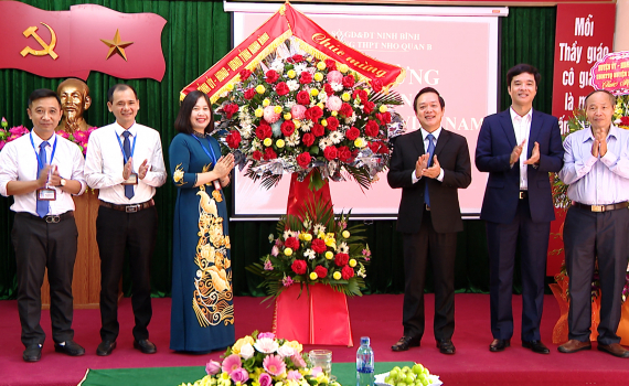 Đồng ch&iacute; Chủ tịch UBND tỉnh thăm, ch&uacute;c mừng nh&acirc;n kỷ niệm ng&agrave;y Nh&agrave; gi&aacute;o Việt Nam