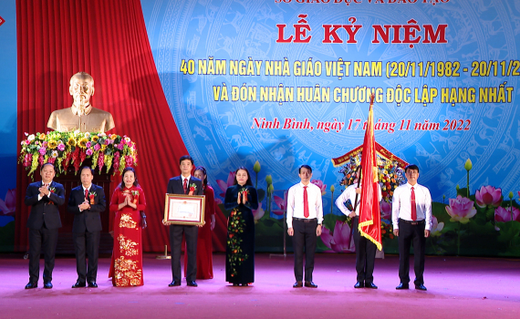Sở Gi&aacute;o dục v&agrave; Đ&agrave;o tạo đ&oacute;n nhận Hu&acirc;n chương Độc lập hạng Nhất