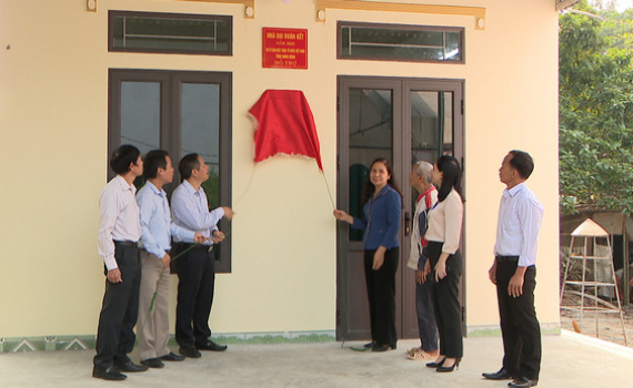 B&agrave;n giao nh&agrave; "Đại đo&agrave;n kết" cho hộ cận ngh&egrave;o tại x&atilde; Đ&ocirc;ng Sơn