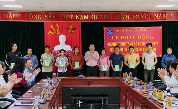 Lễ ph&aacute;t động chương tr&igrave;nh tặng sổ BHXH, thẻ BHYT cho người c&oacute; ho&agrave;n cảnh kh&oacute; khăn