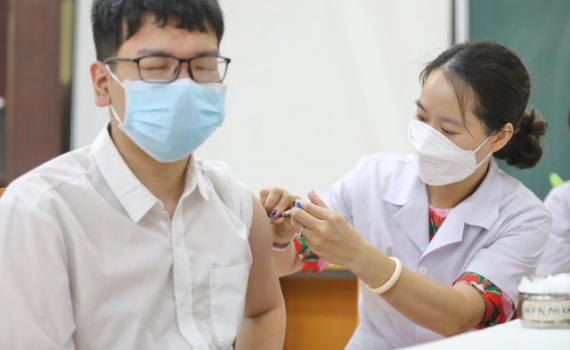Đẩy mạnh ti&ecirc;m vaccine COVID-19 cho trẻ mầm non, học sinh