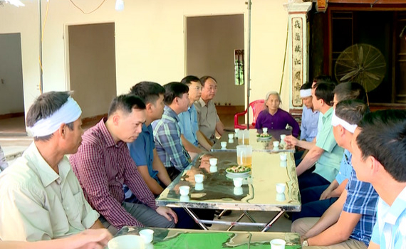 Thăm hỏi, động vi&ecirc;n gia đ&igrave;nh 3 nạn nh&acirc;n tử vong do TNGT