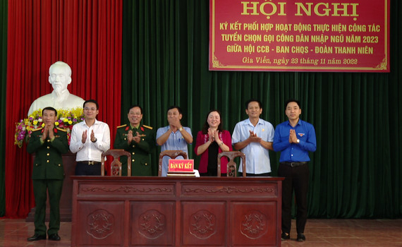 K&yacute; kết thực hiện c&ocirc;ng t&aacute;c tuyển chọn, gọi c&ocirc;ng d&acirc;n nhập ngũ tại Gia Viễn