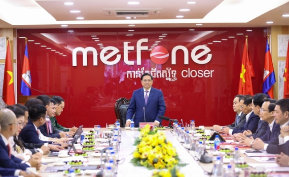 Thủ tướng Phạm Minh Ch&iacute;nh thăm một số cơ sở kinh tế-x&atilde; hội ti&ecirc;u biểu cho quan hệ hợp t&aacute;c Việt Nam-Campuchia