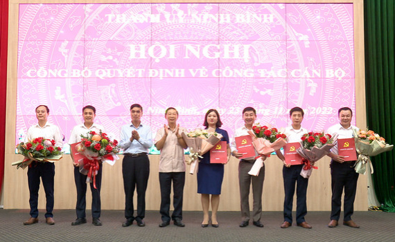 Th&agrave;nh ủy Ninh B&igrave;nh c&ocirc;ng bố Quyết định về c&ocirc;ng t&aacute;c c&aacute;n bộ